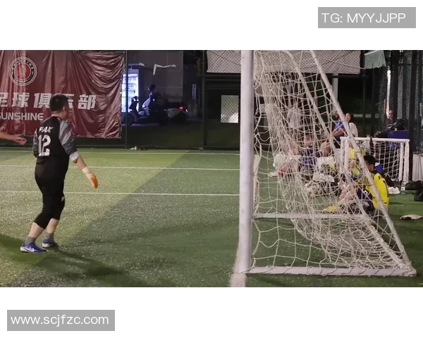 足球明星在比赛中飞踢射门的精彩瞬间定格图像展示